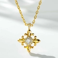 Nahaufnahme des vergoldeten Lilienkreuz-Anhängers mit glänzenden weißen Zirkonia-Steinen - Gold (XL407-T)