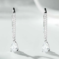 Dettaglio degli orecchini a goccia in argento S925 con zirconi a pera e micro-pavé incastonato - Stile ED238 (耳环-ED238) / Argento 925