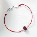 Detail eines roten Seilarmbands mit ovalem Rubin-Edelstein und silbernem Verschluss - 925er Silber / Rot (SL116)