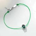 Detailaufnahme des grünen Seilarmbands mit ovalem Smaragdstein und Diamantumrandung - 925er Silber / Grün (SL115)