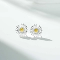 Pendientes de margarita en plata de ley 925 con centro amarillo y pétalos cepillados - Pendientes de Botón de Margarita (ED240)