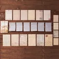 Vintage bruin papierpakket met retro handschrift en oude krantentextuur - Handgeschreven Brief