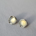 Vista macro de pendientes de plata irregulares con incrustación de piedra amarilla - Blanco (Ágata Blanca)