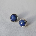 Detalle de pendientes de lapislázuli redondo con borde de encaje plateado y aguja s925 - Azul Profundo (Lapislázuli)