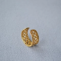 Detailansicht des hohlen Spitzengittermusters auf dem verstellbaren goldenen Ring - Gold