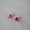 Nahaufnahme von quadratischen rosa Kristallohrsteckern mit 925 Silberstift und Stoppern - Rosenrot