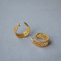 Eleganti orecchini a C placcati oro con trama a rete in pizzo e finitura vintage in metallo - Oro