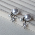 Details von Schneeflocken-Quastenohrringen mit Doppelperlen und schimmernden Zirkonia - Schneeflocke Perle Stil (Ohrstecker)