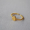 Détail d'une bague torsadée plaquée or avec un charmant cœur à texture martelée - Style de Gourde / Ouvert Réglable