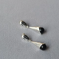 Orecchini a goccia minimalisti con onice nera e finitura in argento lucido - Argento