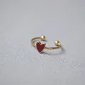 Anello regolabile in ottone placcato oro con un delicato cuore in smalto rosso vivo - Anello