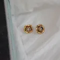 Pendientes de rosa dorada vintage tallada en 3D con cristal central - Dorado