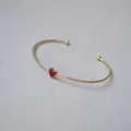Bracciale rigido minimalista in ottone placcato oro 18K con ciondolo a cuore rosso - Bangle