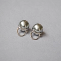 Eleganti orecchini minimalisti con grandi perle grigio argento e ganci in metallo lucido - Perla Grigio Argento