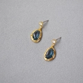 Elegantes pendientes de cristal en gota azul con latón dorado y circonita blanca - Azul