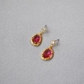 Elegantes pendientes de cristal rojo en forma de pera con chapado en oro y circonita - Rojo