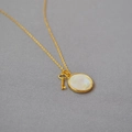 Collana in ottone placcato oro con disco in madreperla bianca e ciondolo a chiave vintage - Ciondolo Disco Tondo Chiave (GD)