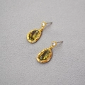 Elegantes pendientes de gota chapados en oro con cristal verde oliva y circonitas - Verde