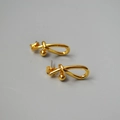 Orecchini a perno a nodo intrecciato in ottone placcato oro 18K con dettaglio a sfera - Nodo Intrecciato Oro (MYE0053-GD)