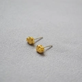 Unregelmäßige goldene Ohrstecker mit Lavagestein-Struktur im modernen Design für Damen - Gold