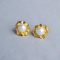 Dettaglio orecchini di perle barocche con trama floreale dorata e ago in argento 925 lucido - Perla Grande (1 cm)