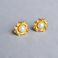 Orecchini a perno in argento 925 a fiore dorato con perla barocca centrale - Perla Piccola (0,8 cm)