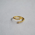 Makro-Detail des verstellbaren Goldrings mit Buchstabe A und funkelndem Zirkonia-Stein - Alphabet Stil A
