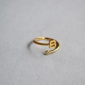 Detailansicht eines verstellbaren Goldrings mit Buchstabe B und Zirkonia-Stein - Alphabet Stil B