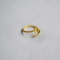 Detailaufnahme des verstellbaren Goldrings mit Buchstabe D und funkelndem Zirkoniastein - Alphabet Stil D