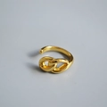 Minimalistischer, 18K vergoldeter Kettenglied-Ring, offen und verstellbar, grauer Grund - Kettenglied Offener Ring / Gold