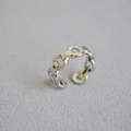 Vue détaillée d'une bague chaîne argentée réglable au style industriel et poli minimaliste - Ouvert Réglable / Argent
