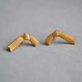 Dettaglio macro di orecchini a nastro placcati oro 18K con trama a strisce verticali fini - Stile Senza Zirconia (Senza Cristallo)