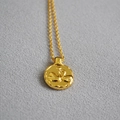 Elegante collana dorata con ciondolo a moneta lucida e incisione di doppio cigno - Cigno a Doppia Faccia