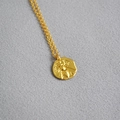 Collana dorata con ciondolo a moneta d'oro rotonda e rilievo di ape impresso - Motivo Ape