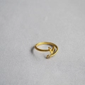 Detail of adjustable gold ring with letter V and a sparkling round cubic zirconia - Alphabet Style V