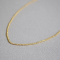 Collana minimalista con perline dorate lucide e un delicato design a maglie sferiche - Catena a Sfere Dorata (MYN0016-GD)