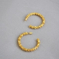 Pendientes de aro en forma de C dorados con un acabado metálico texturizado único - Dorado (MYE0090-GD)
