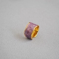 Dettaglio anello dorato largo con bordi ondulati e smalto marmorizzato viola scuro - Aperto Regolabile / Viola