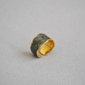 Dettaglio anello aperto dorato con bordi ondulati e finitura smalto marmorizzato - Aperto Regolabile / Verde Grigio