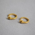Pendientes de aro con forma de serpiente dorada, escamas y piedras preciosas negras - Dorado