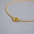 Elegante Halskette mit zwei ineinandergreifenden Ringen aus Gold an einer feinen Gliederkette - Gold