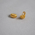 Pendientes de aro dorados estilo croissant con textura plisada vertical y cierre de clic - Dorado