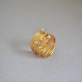Anello multistrato dorato fatto a mano con texture vintage e accenti di perle eleganti - US 6 / Stile Perla