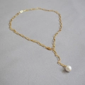 Collana a Y dorata con maglie a graffetta e ciondolo di perla d'acqua dolce barocca naturale - Catena a Graffetta Dorata Perla Barocca (MYN0030-GD-ZhenZhu)