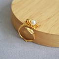 Anello aperto vintage con rosa e foglia in finitura dorata con perla centrale - Aperto Regolabile / Oro
