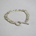 Detailansicht eines silbernen Kettenarmbands mit poliertem Knebelverschluss und T-Bar - 15CM / Armband