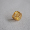 Dettaglio anello oro multistrato fatto a mano con finitura a martello e onde strutturate - US 7 / Stile Liscio Martellato