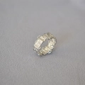 Detailansicht des silbernen Wickelrings mit künstlerischer Textur für Damen - Einstellbar Offen / Silber