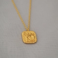 Collana con ciondolo quadrato a rilievo d'angelo a doppia faccia in ottone placcato oro - Oro (Rilievo Angelo e Caratteri)