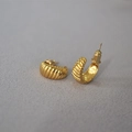 Pendientes de aro minimalistas bañados en oro con textura clásica de espiral retorcida - Croissant Dorado (MYE0172-GD)